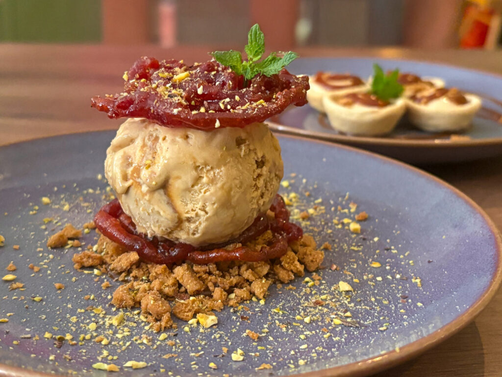 Glace pistache avec compote de fruits rouges.