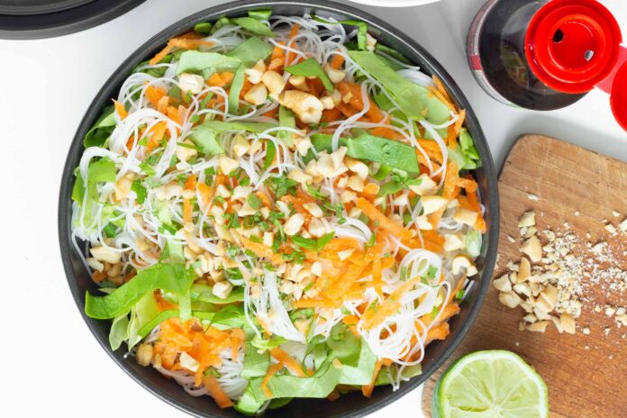 Asiatischer Nudelsalat mit Gemüse und Erdnüssen