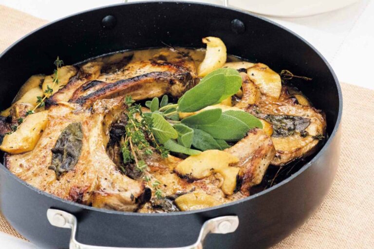 Pork chops with apples in skillet